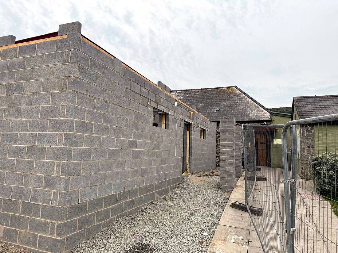 Single-storey extension shell in blockwork with window openings