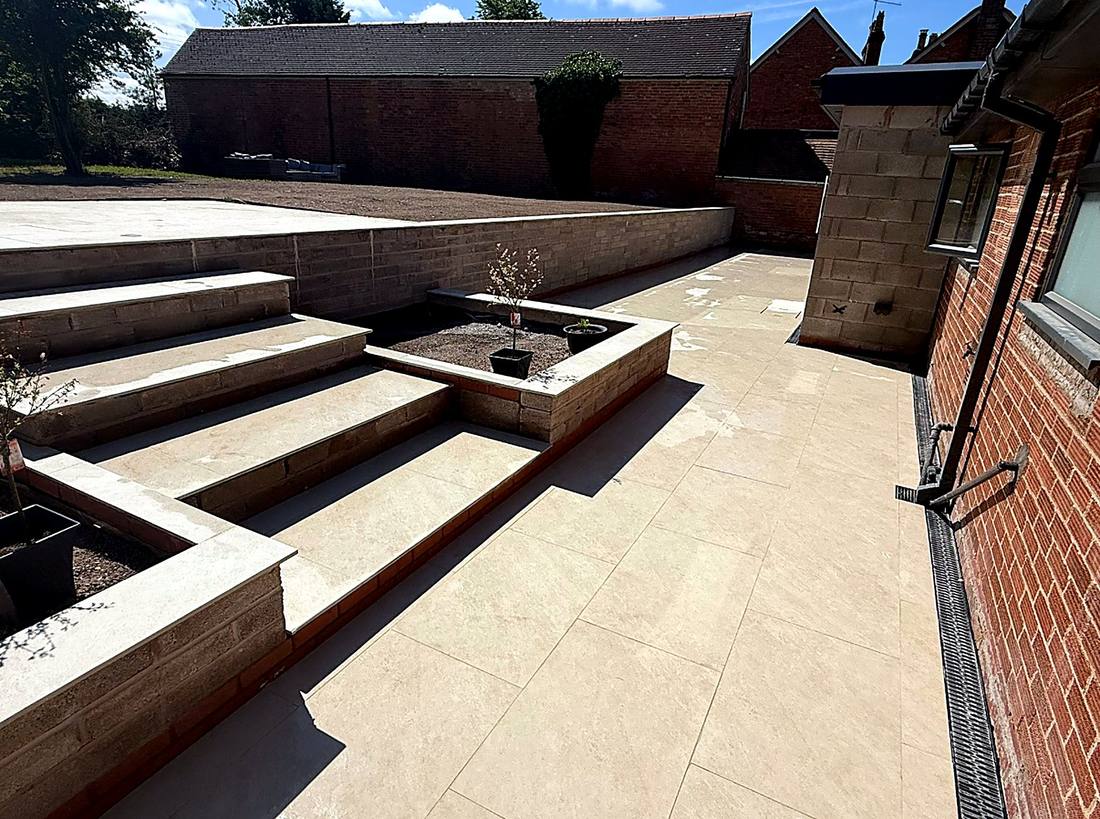 Porcelain steps with built-in raised planters